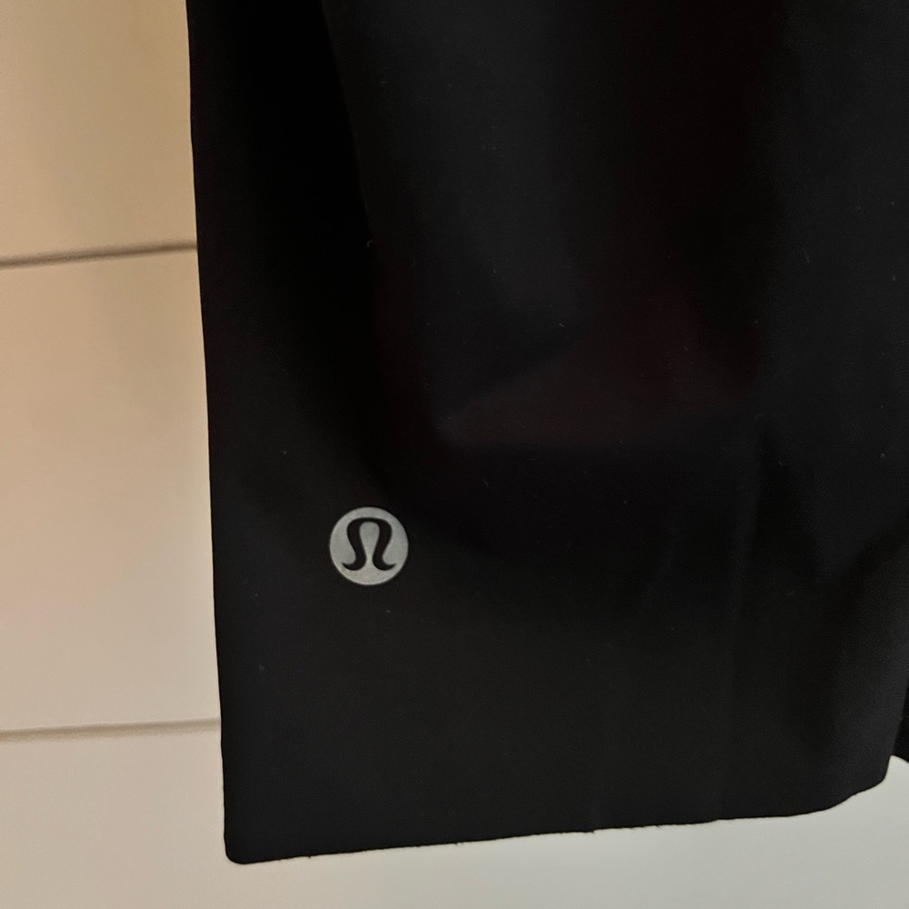 Lululemon Black Cropped 17” Leggings with waist pocket Size 4